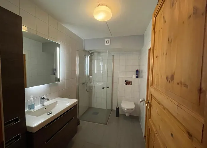 Your Perfect Base In Sleeps 8! 度假居 *