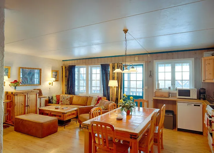 Your Perfect Base In Sleeps 8! 度假居